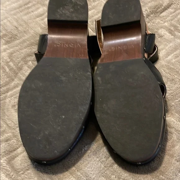 Vionic Black Heels with Textured Leather Design - Picture 3 of 5